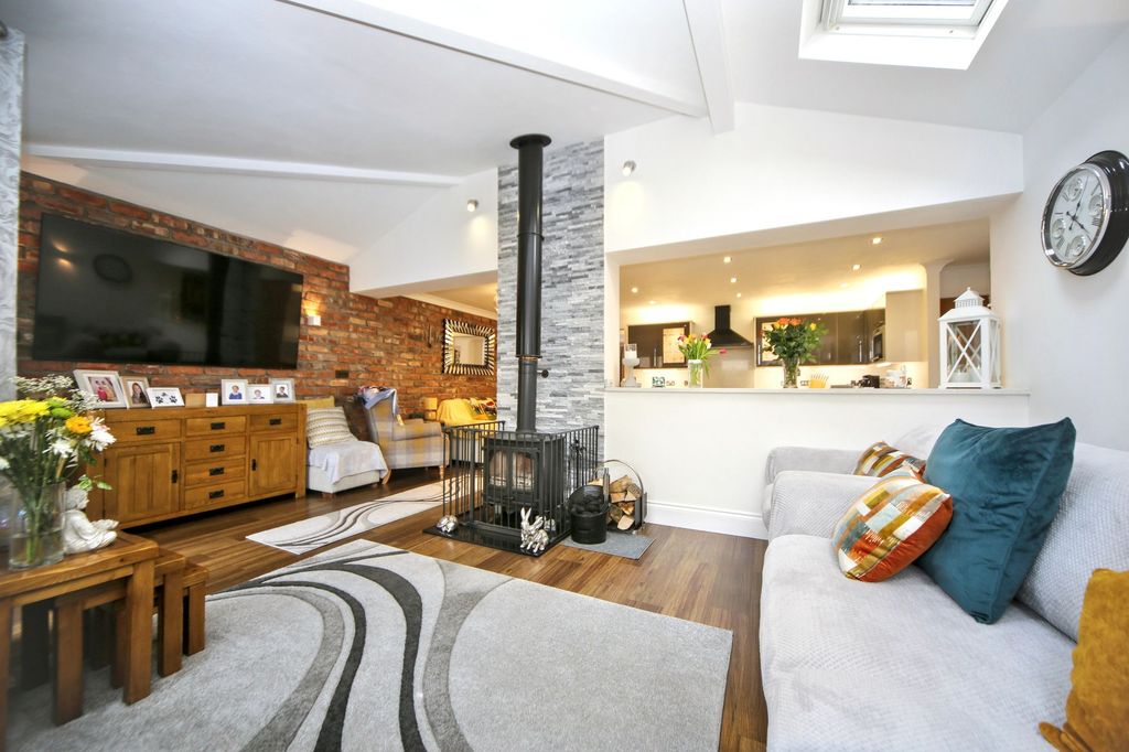 Property photo 2 of 25