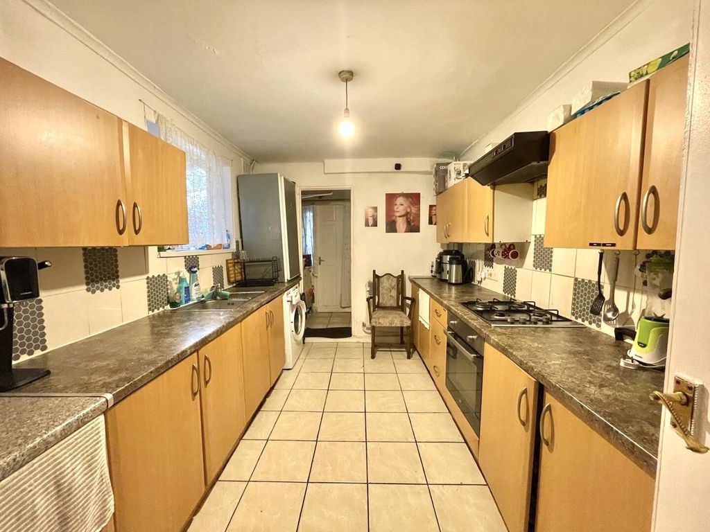 Property photo 2 of 10 Kitchen