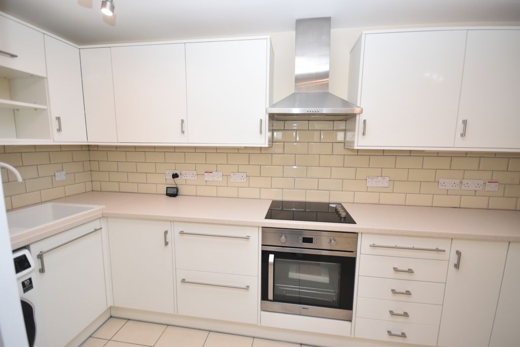 Property photo 2 of 9 Kitchen