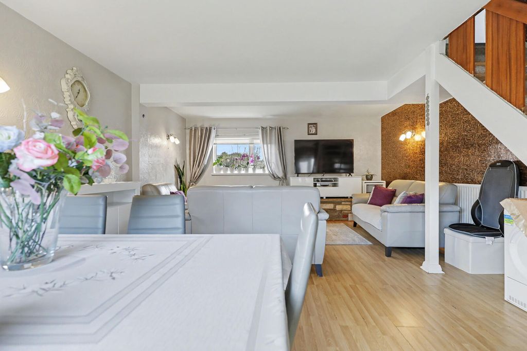 Property photo 2 of 21 Living Room