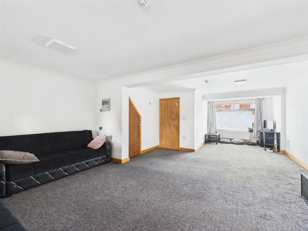 Property photo 2 of 12 Cam02435G0-Pr0220-Still020.Jpg