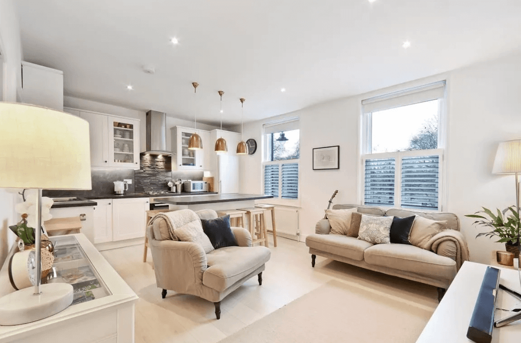Property photo 1 of 8 18B Clapham Common Sw4 7Ab
