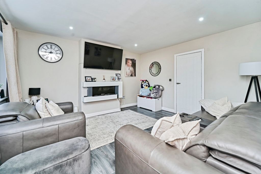 Property photo 2 of 17 Photo