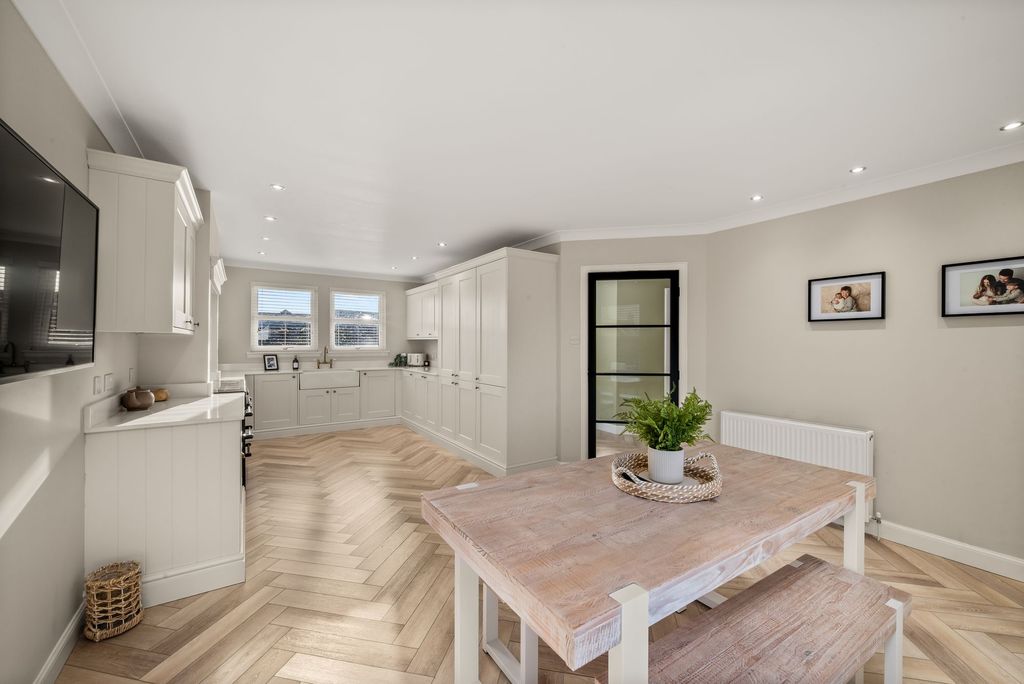 Property photo 2 of 28