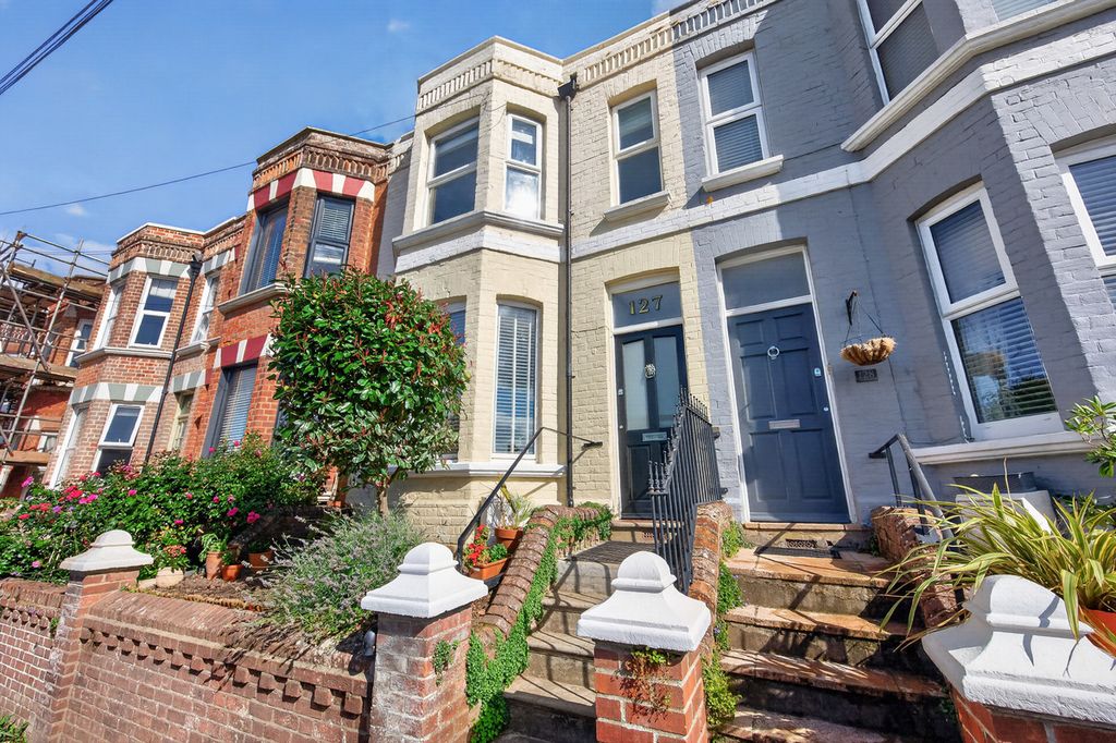 Property photo 1 of 32