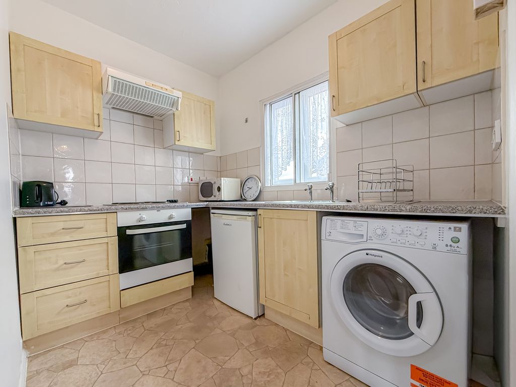 Property photo 3 of 13 Image00011