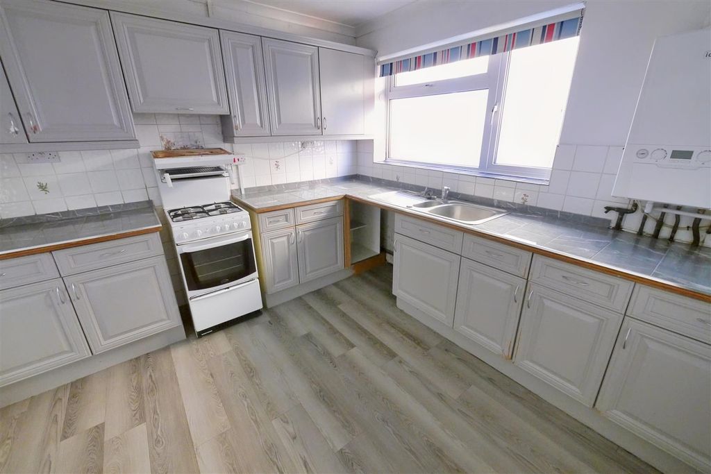 Property photo 2 of 8 Kitchen