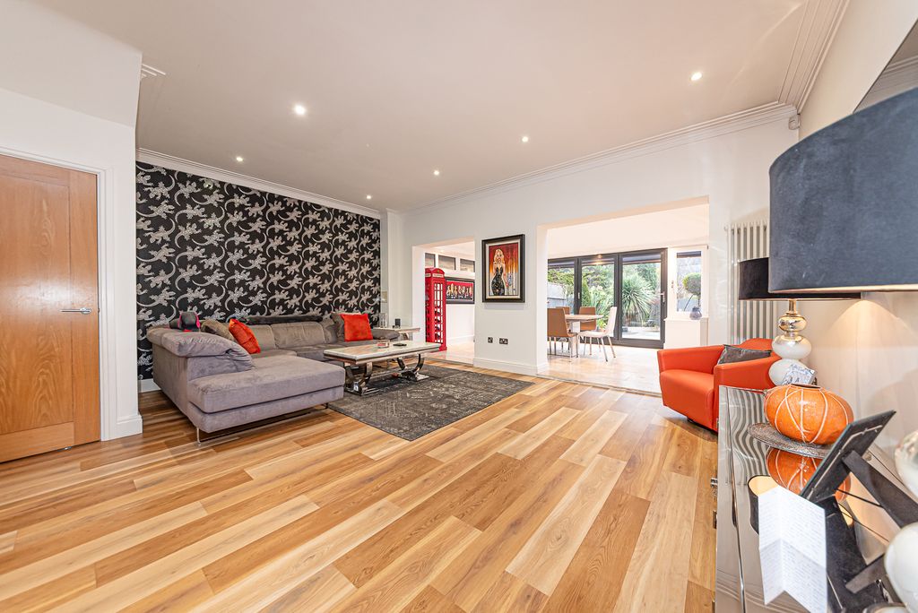 Property photo 3 of 18 Living Room