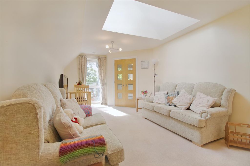 Property photo 2 of 21 8551506-Interior09.Jpg