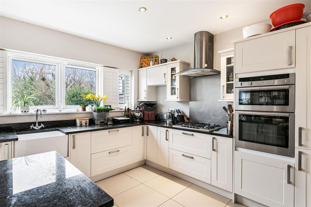 Property photo 3 of 44