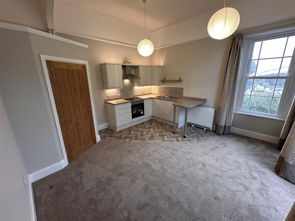 Property photo 3 of 9 Kitchen/Lounge