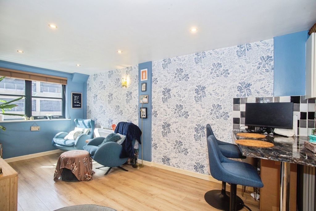 Property photo 2 of 17 Pbox-Img.Jpg