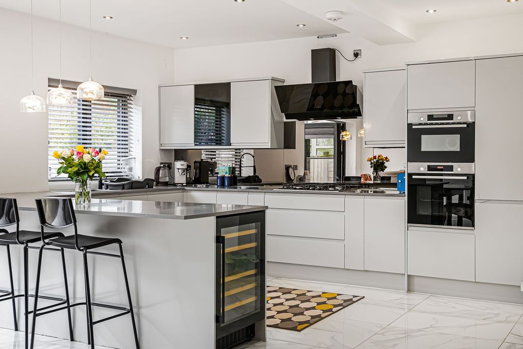 Property photo 2 of 48