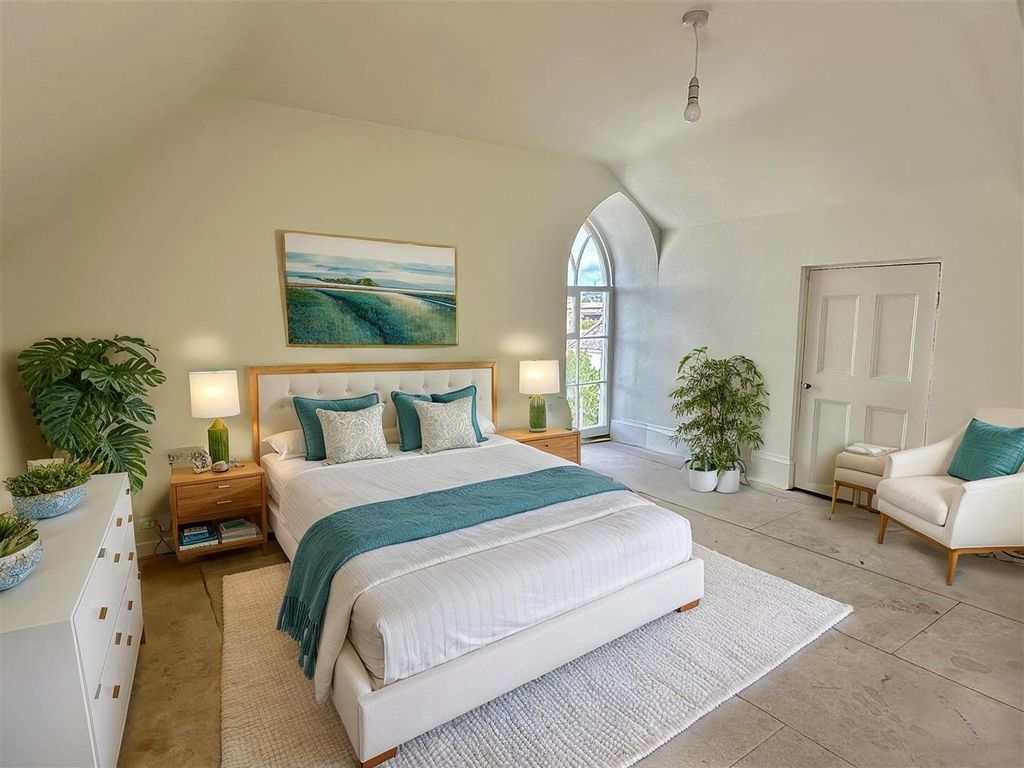 Property photo 3 of 12 Penthouse Bedroom