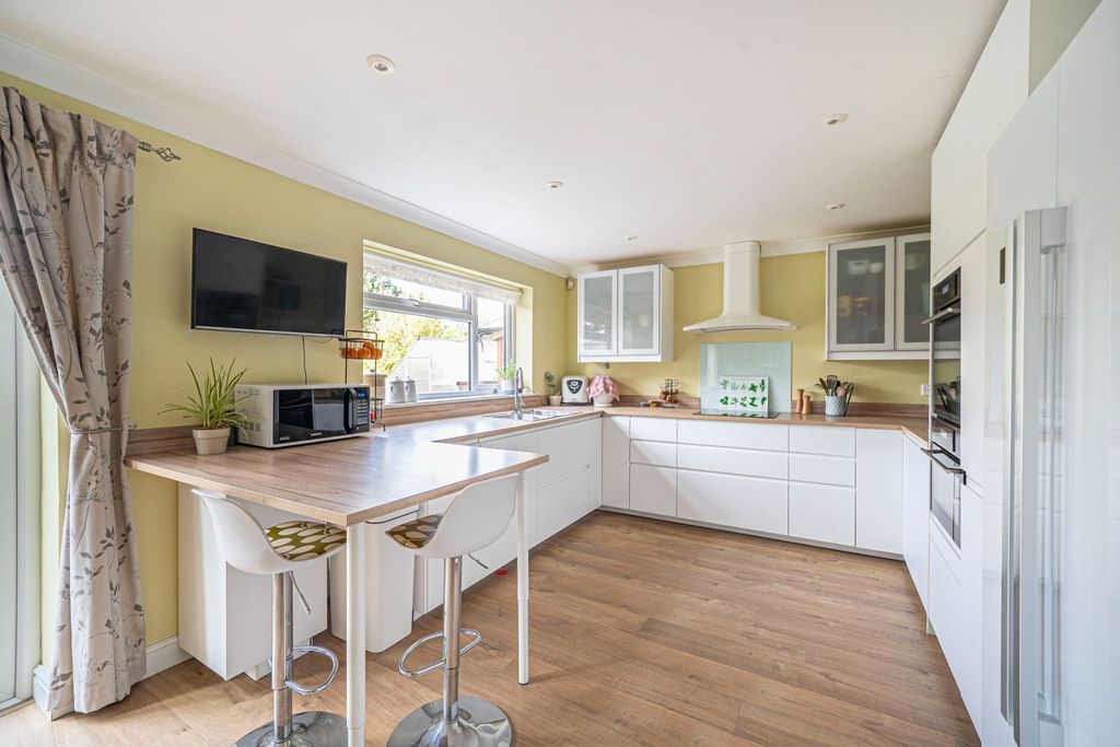 7 bed property for salePicket Piece, Andover SP11 photo 5