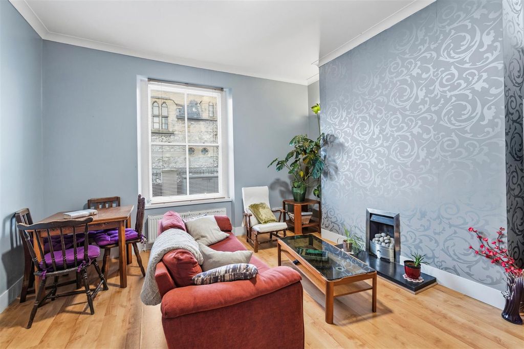 Property photo 2 of 7 Living.Jpg