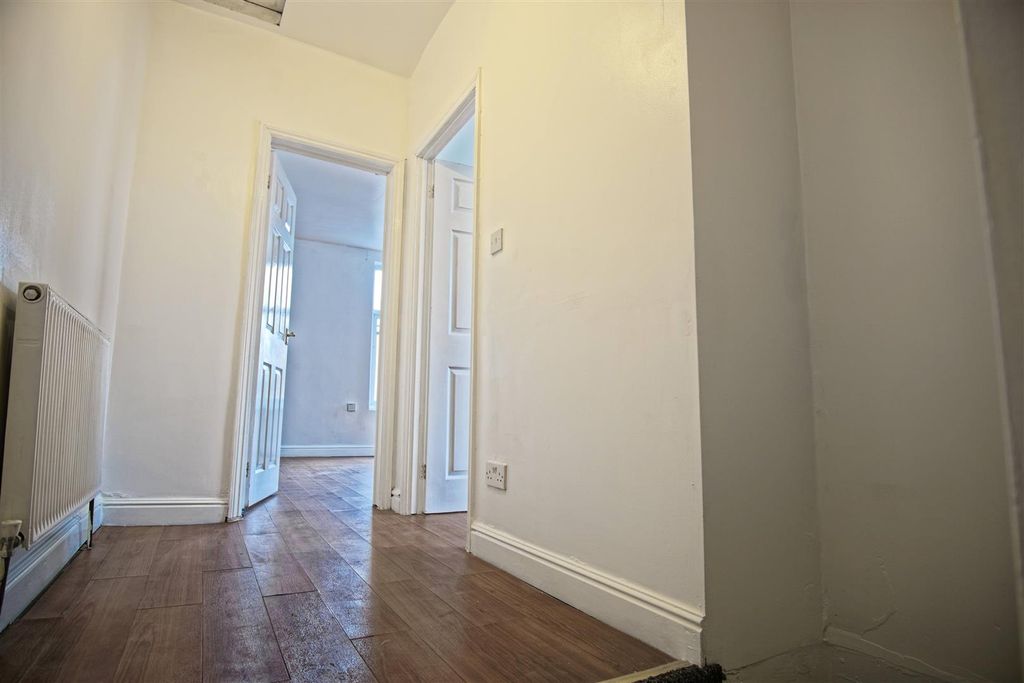 Property photo 3 of 7 Hallway