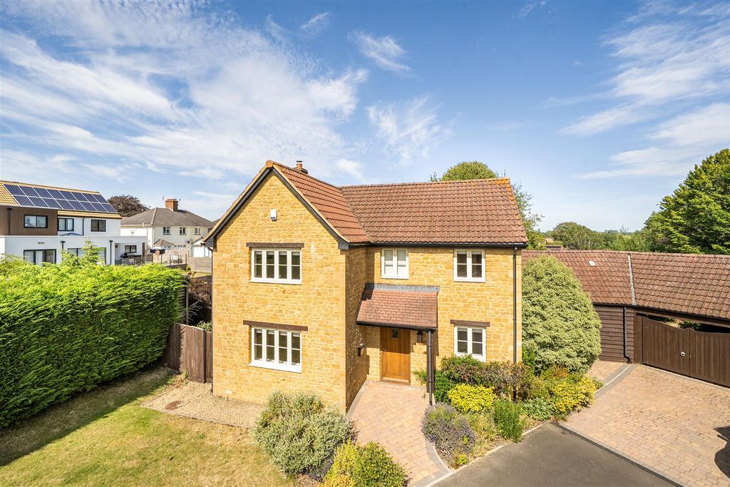 Property photo 1 of 22 Desirable Cul De Sac