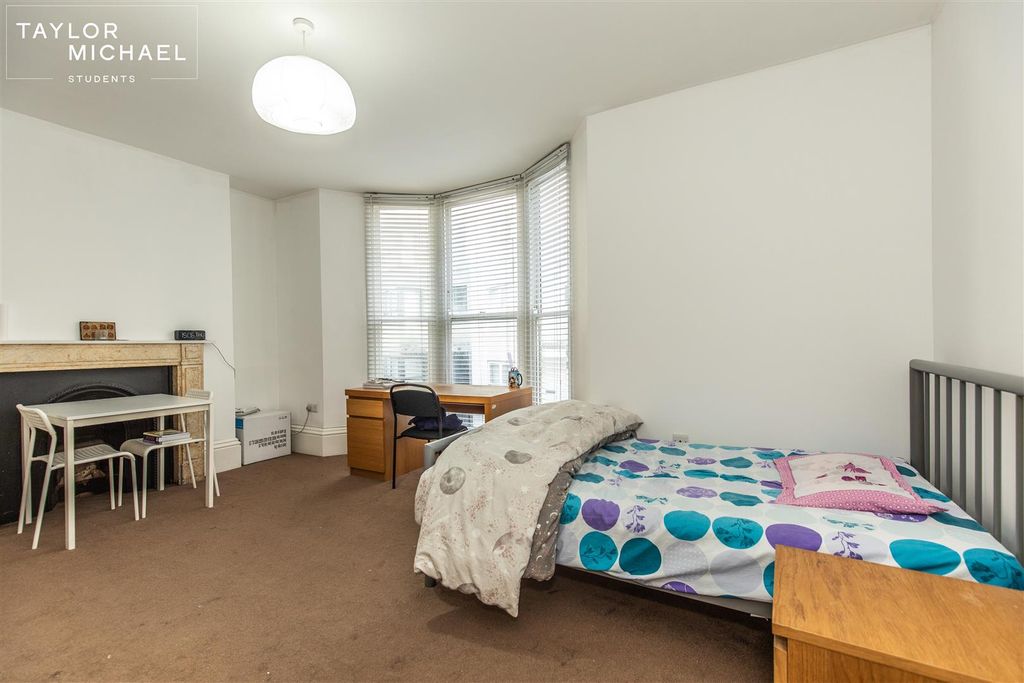 Property photo 2 of 6 Room