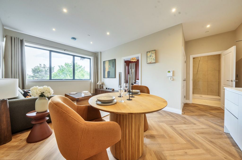 Property photo 2 of 8 Show Home