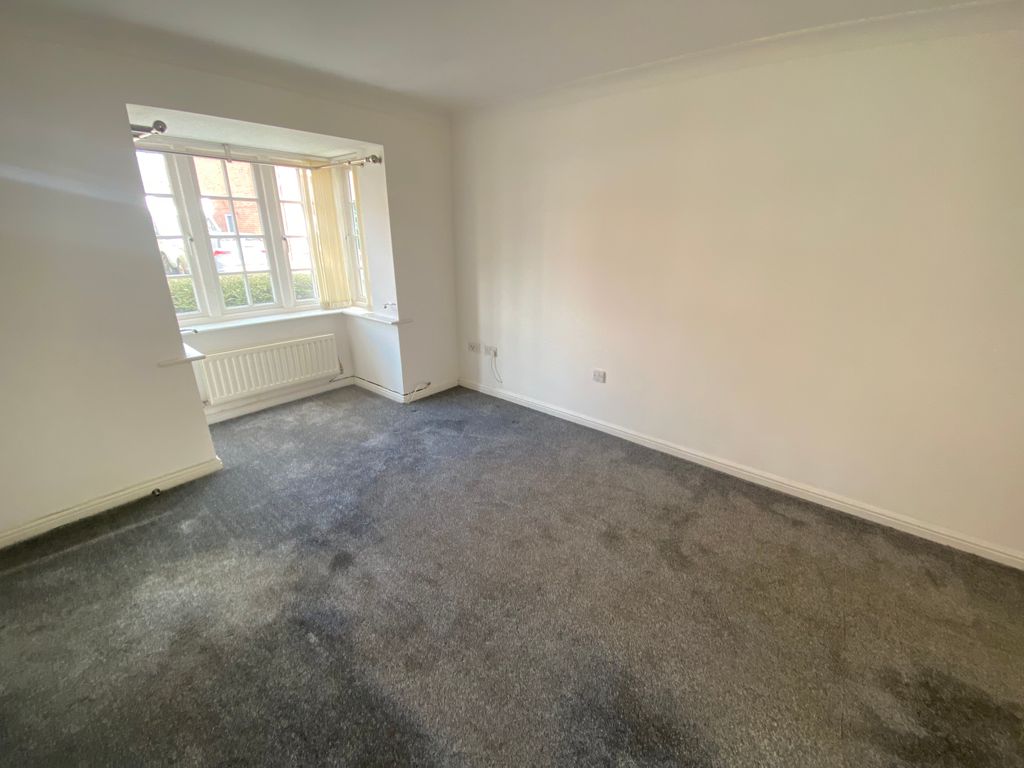 Property photo 3 of 17 Living Room