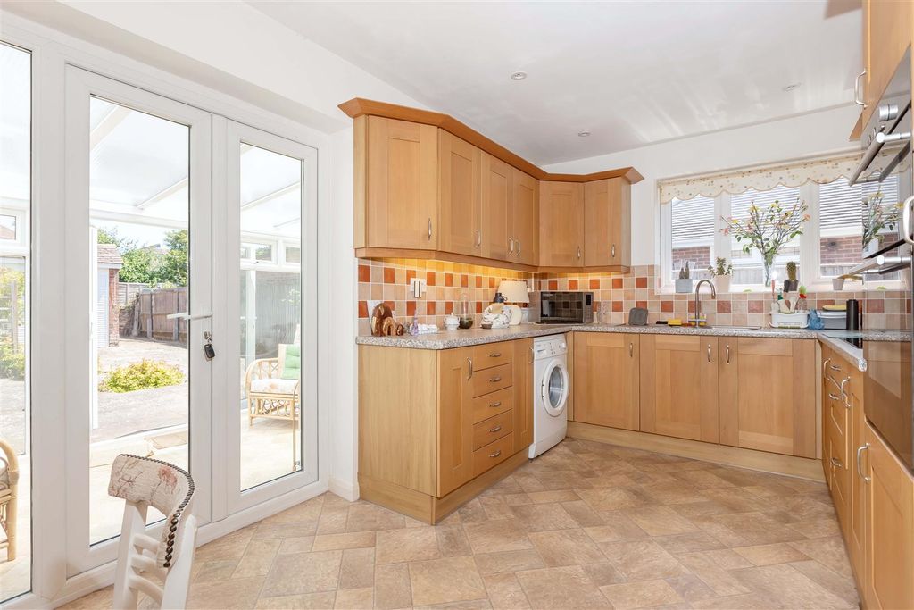 Property photo 2 of 16 Frobisher Close_7.Jpg