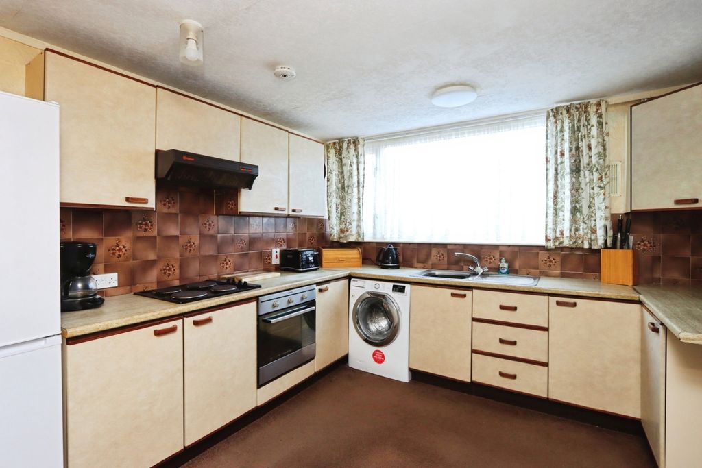 Property photo 3 of 19 Kitchen