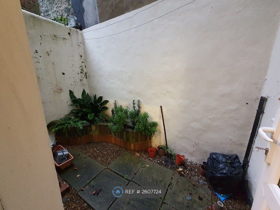 Property photo 3 of 9 Outside Space
