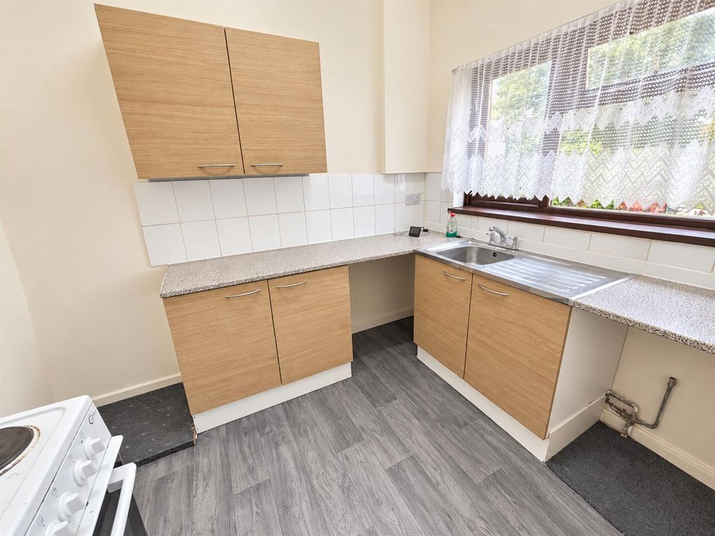 Property photo 2 of 6 Bright Compact L-Shaped Kitchen.Png