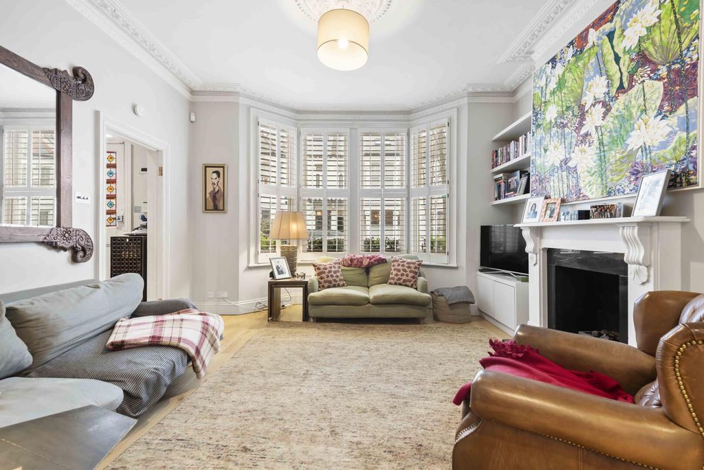 Property photo 1 of 18 Living Room