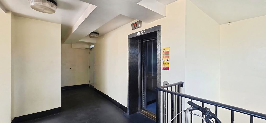 Property photo 2 of 19 Communal Lift Area