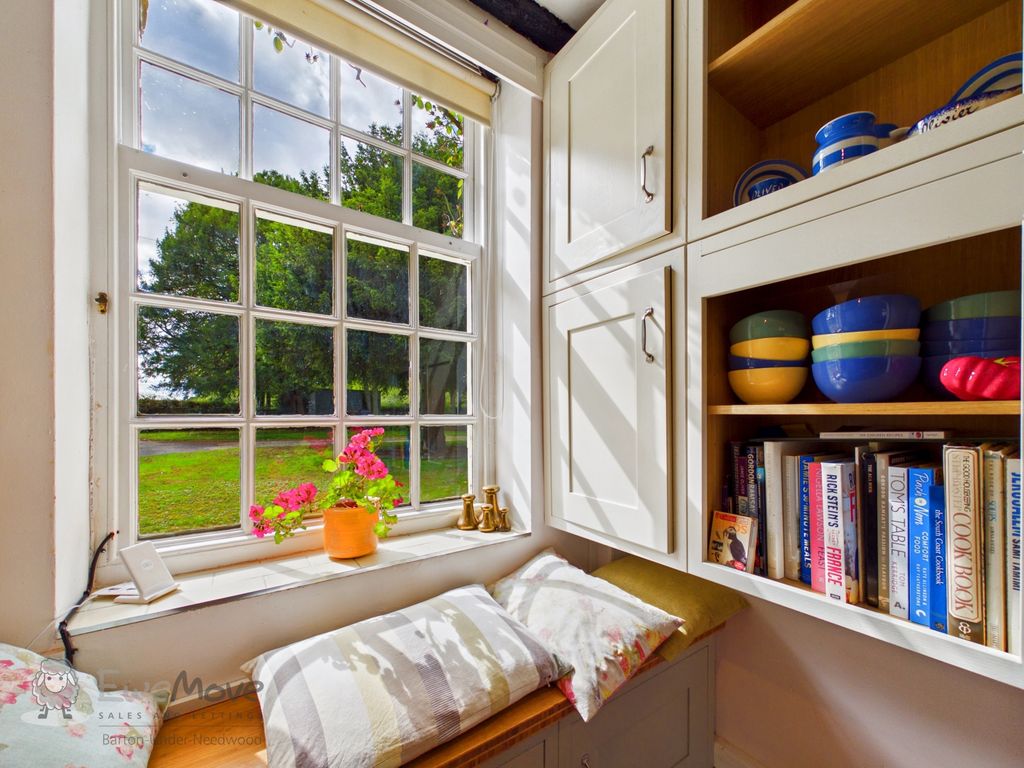 Property photo 2 of 25 Window Seat