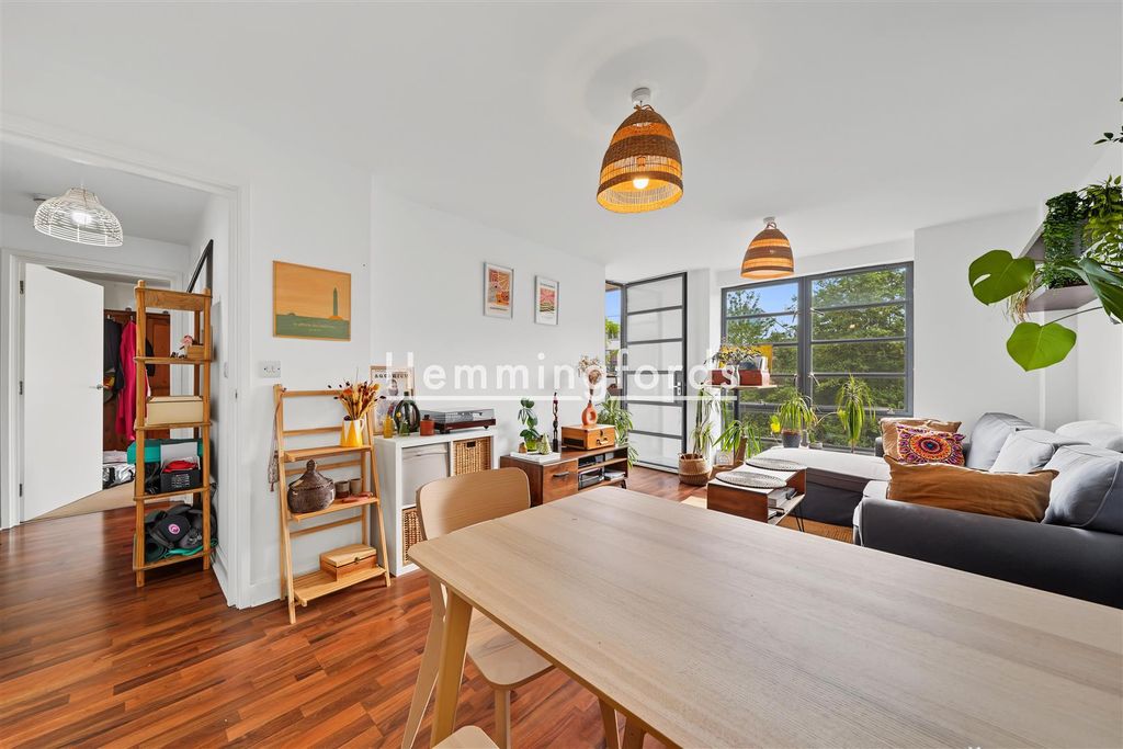 Property photo 3 of 15 De Beauvoir Crescent N1-15.Jpg