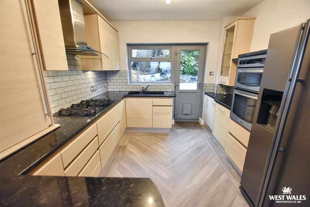 Property photo 2 of 21 5 - 2025-11-16T204354.036.Jpg