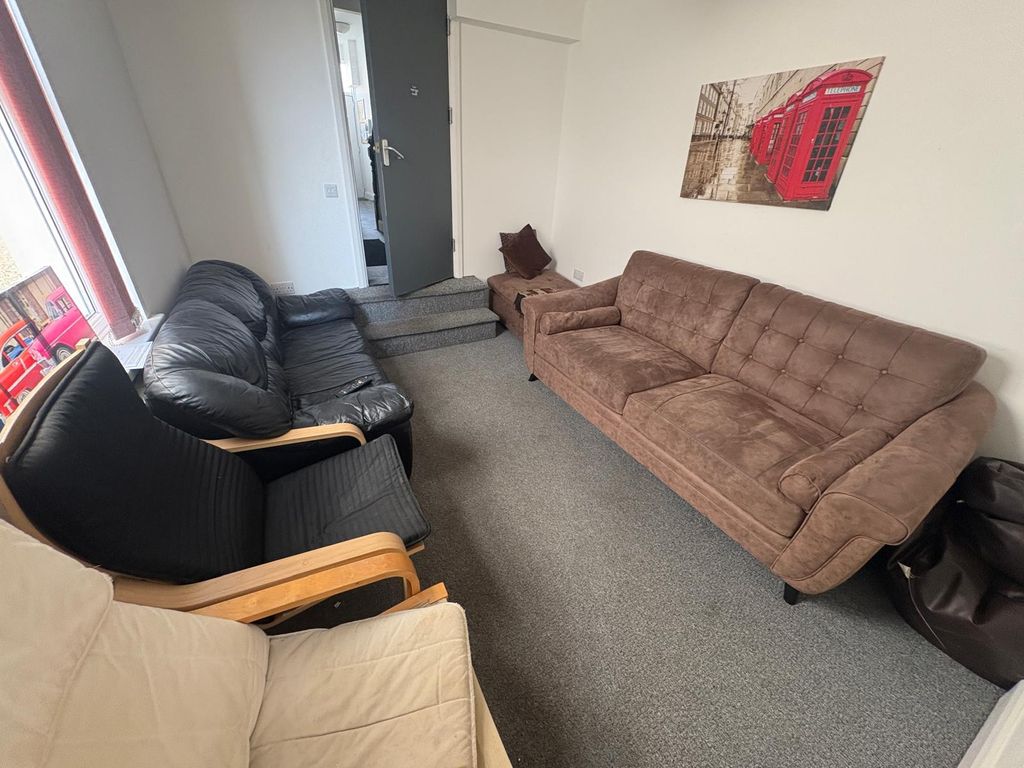 Property photo 2 of 13 x (12)