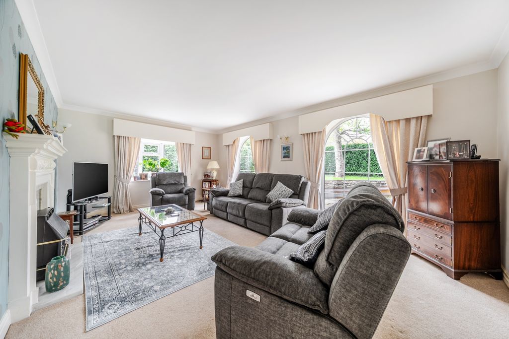 Property photo 3 of 18 Living Room