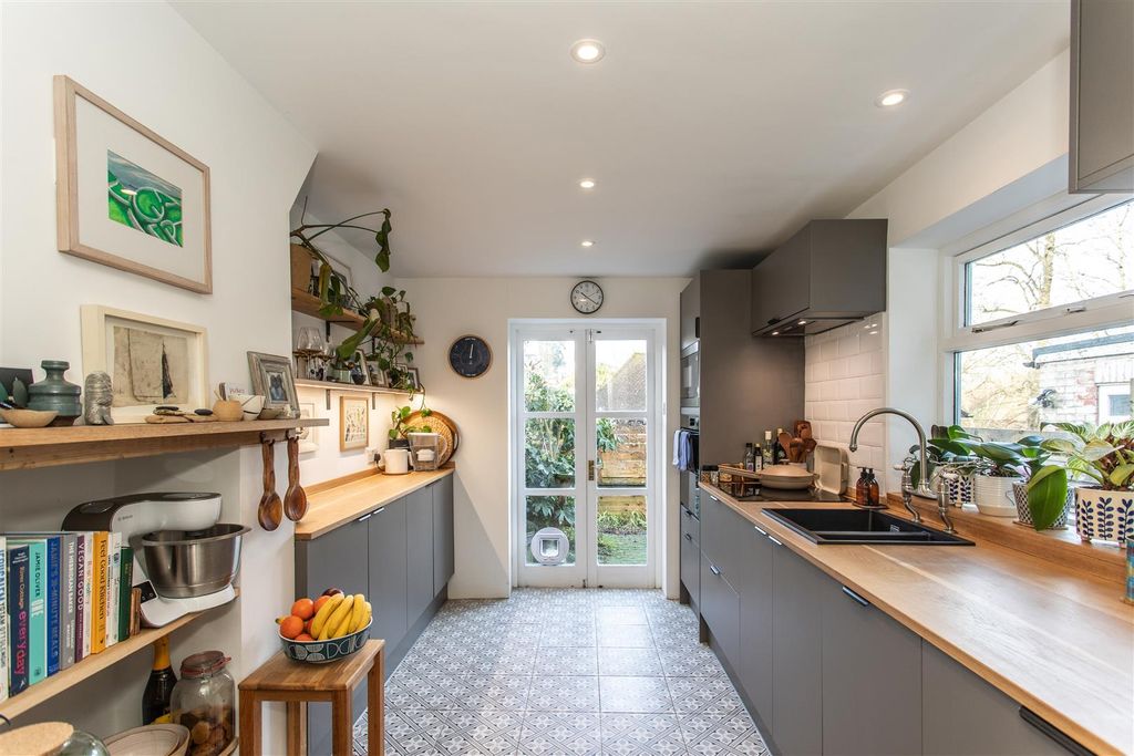 Property photo 3 of 24 10 St Johns Hill New16.Jpg