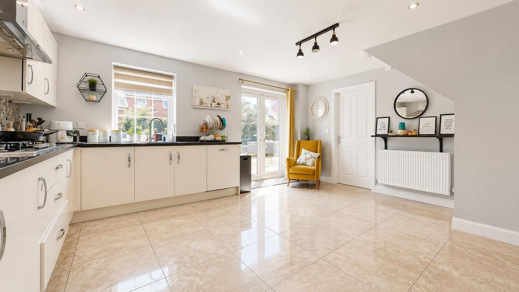 Property photo 3 of 18 3783F0CC-Fe56-49Bc-998D-2980C05Fd4Ed.Png