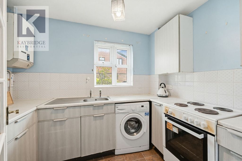 Property photo 2 of 11 Trent Way, Worcester Park - Kt4 8Tw