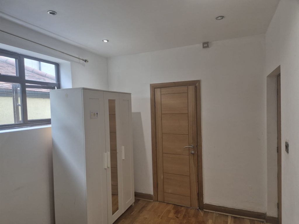Property photo 1 of 6 Ensuite