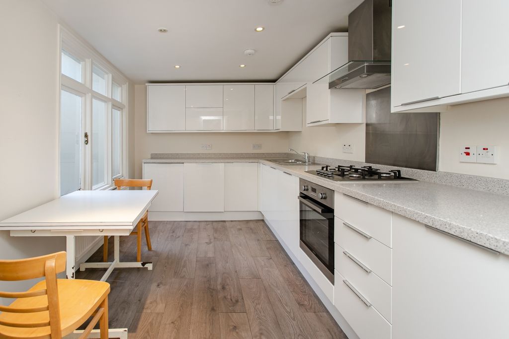 Property photo 3 of 12 Charlwood-Street-12