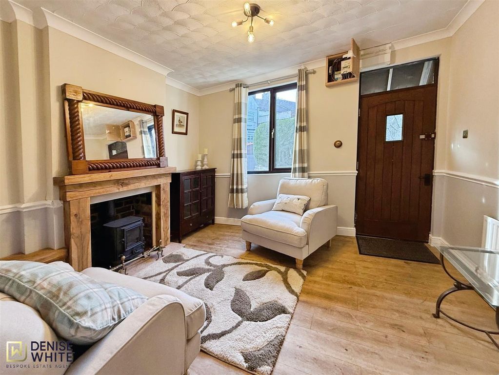 Property photo 3 of 18 Lounge