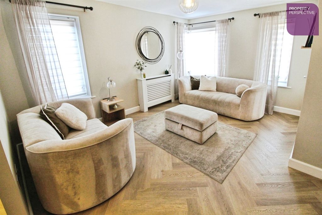 Property photo 3 of 16 Lounge