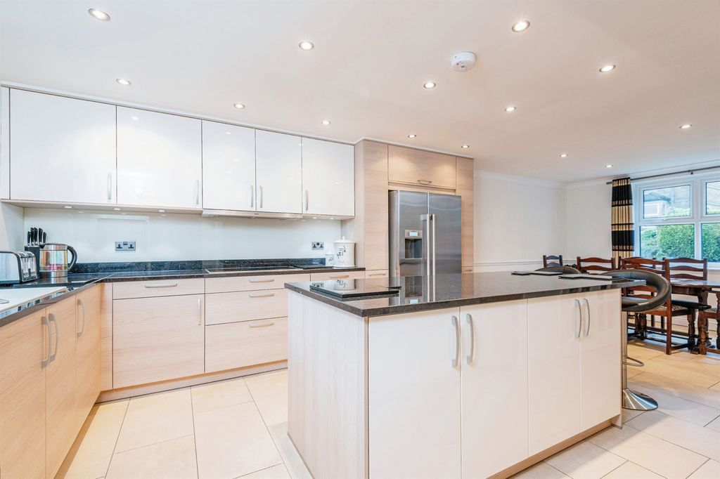Property photo 2 of 33