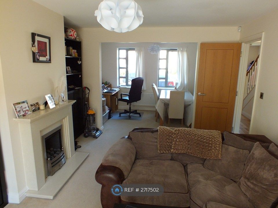 Property photo 3 of 14 Living Room / Dining Area