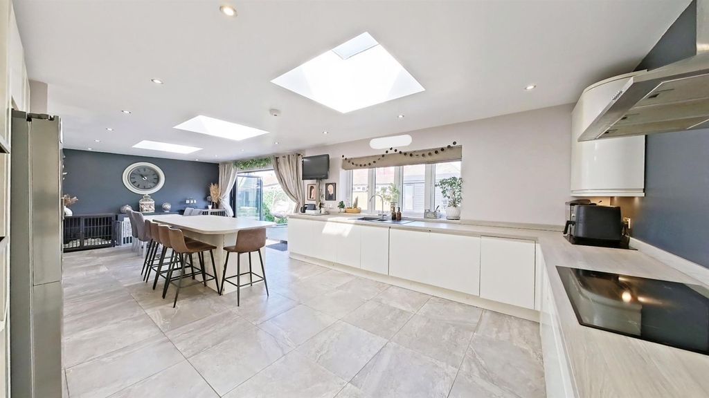Property photo 1 of 20 Kitchen/Breakfast Room/Dining Room