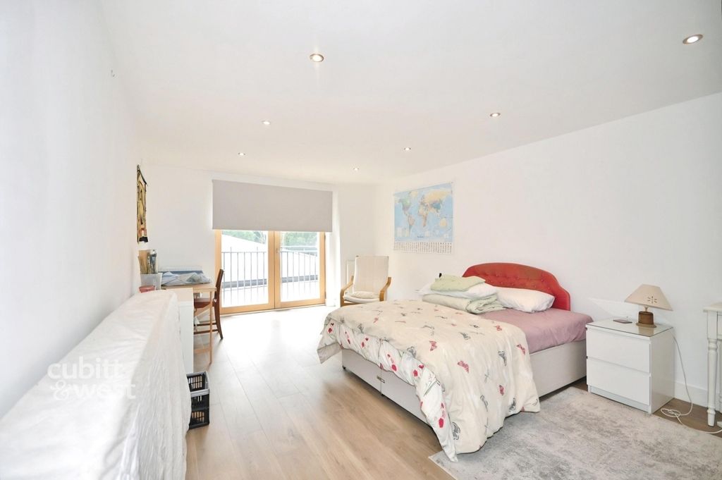 Property photo 3 of 9 Bedroom