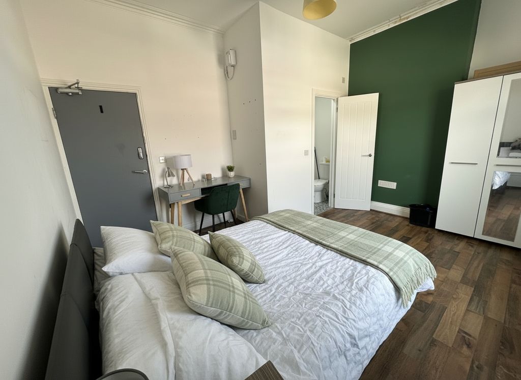Property photo 2 of 8 Bright Bedroom With Stylish Desk And Wood Flooring...