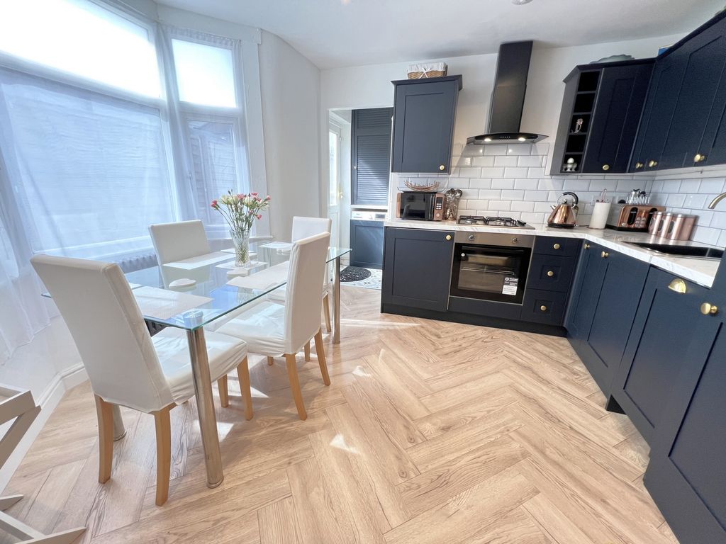 Property photo 1 of 16 Photo 10