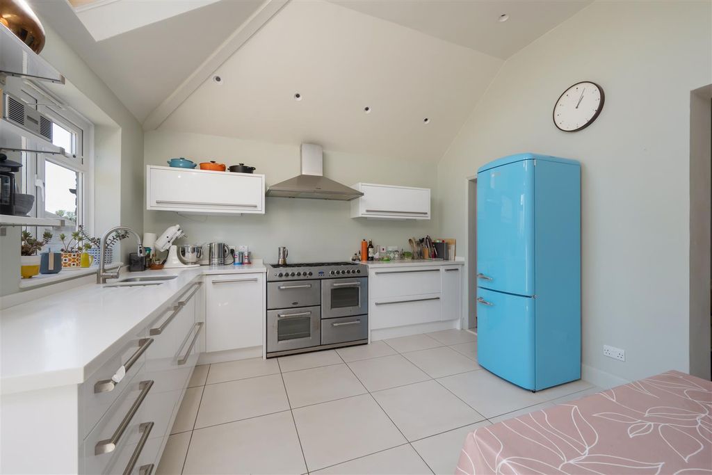 Property photo 3 of 20 Manor Road, Tankerton, Whitstable